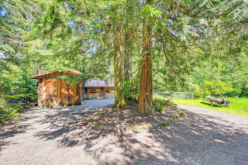 5 Mi to Mt Rainier Natl Park: Cozy Cabin w/ Deck!