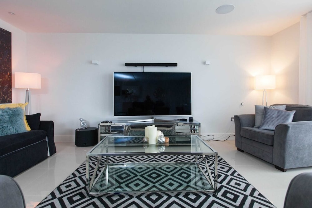 Luxurious Central Edinburgh Apartment - Sleeps 6