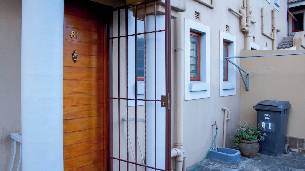 Beautiful 2 Bedroom Apartment Near Monte Casino