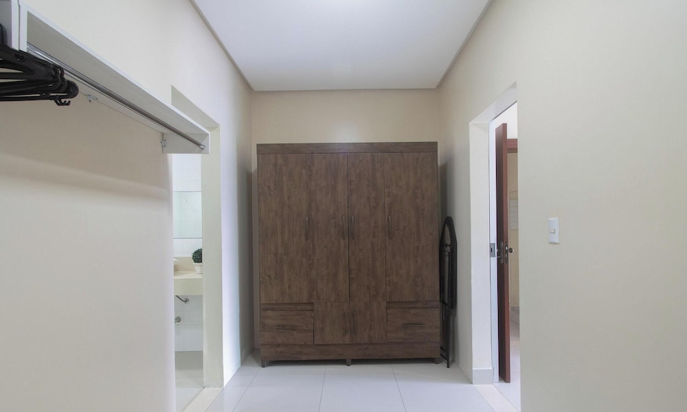 House w/ Pool and Barbecue Grill Thg0006