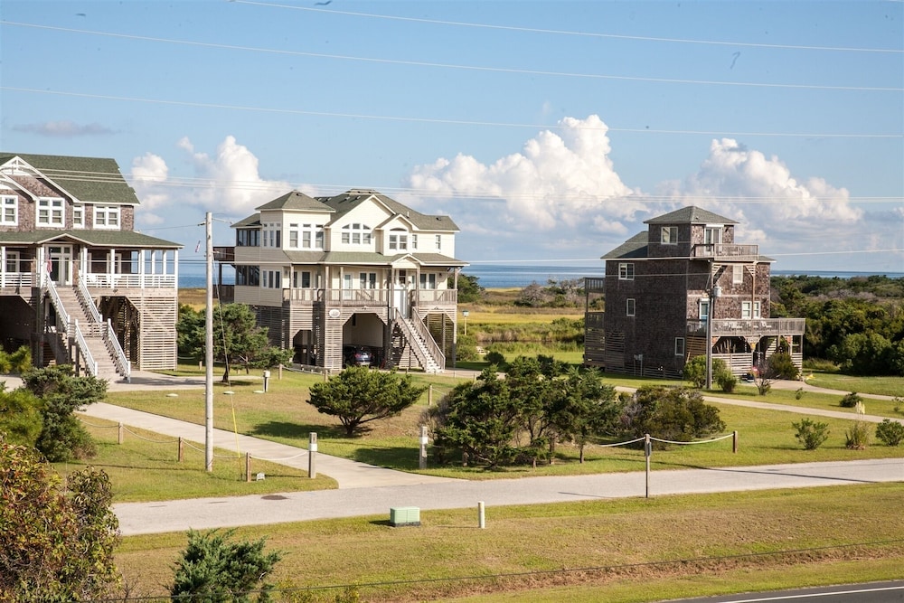 Hatteras Hideaway 3 Bedroom Cottage by RedAwning
