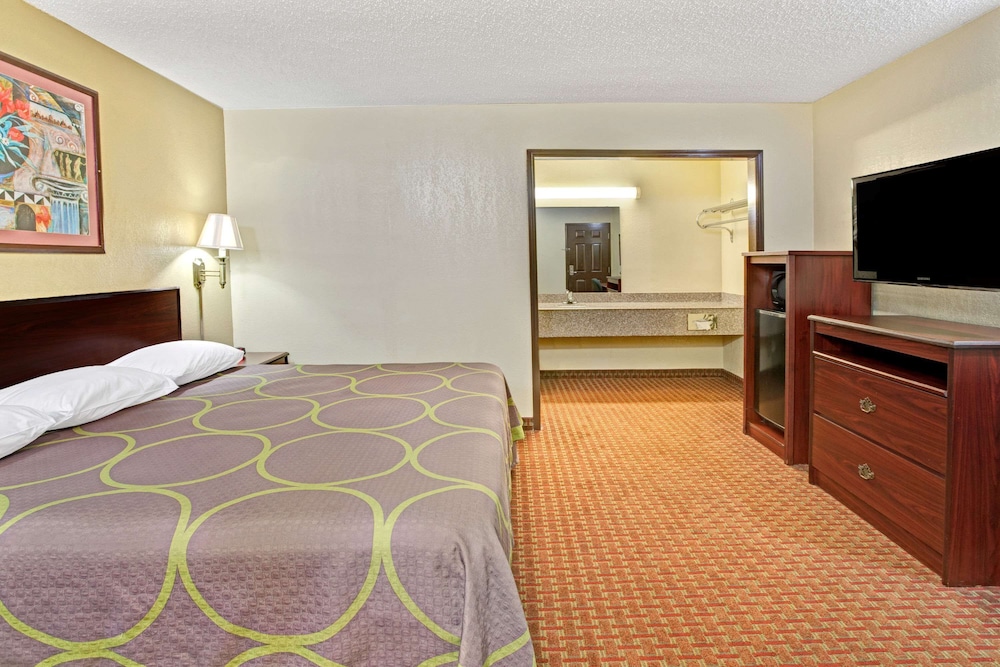 Super 8 by Wyndham Shawnee view 2