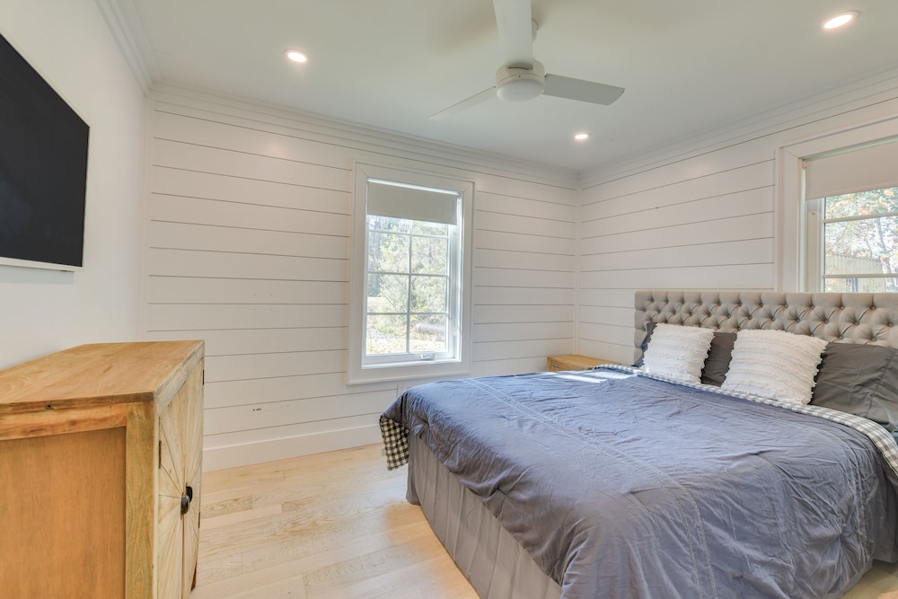 Sups & Dock at Waterfront Home in Freeport