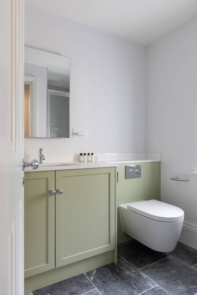 Crondace Road by Onefinestay