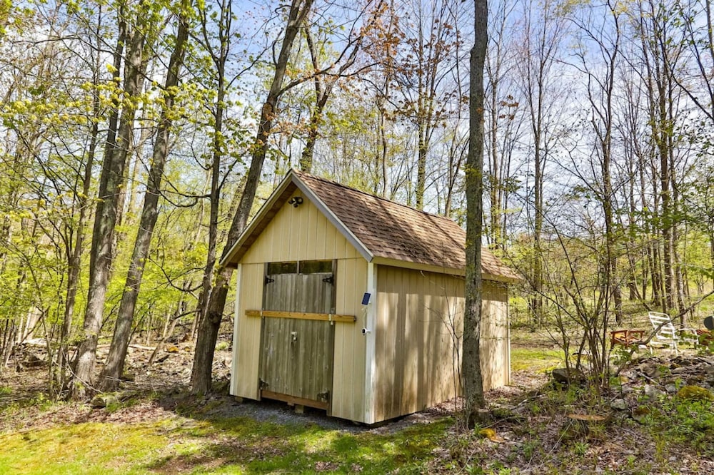 Hunter Mountain Ski House - Tesla Charger