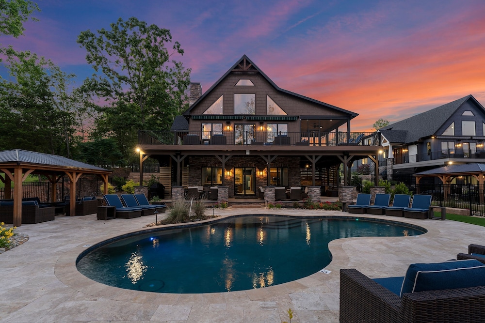 Black Bear Lodge by Avantstay Lakefront Dock Pool Theater Sleeps 20