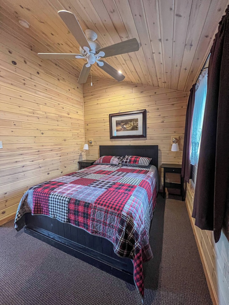 Ahmic Lake Resort's Black Bear Cottage