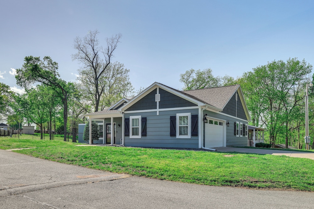 < 1 Mi to Golf & Marina: Inviting Home in Afton!