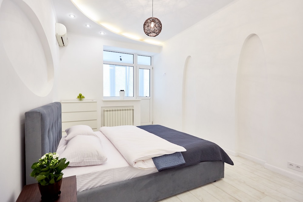 Flatsis Apartment Bazhanova 12 view 3