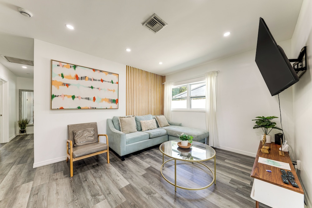 4 Mi to Beach: Home w/ Patio in Fort Lauderdale!