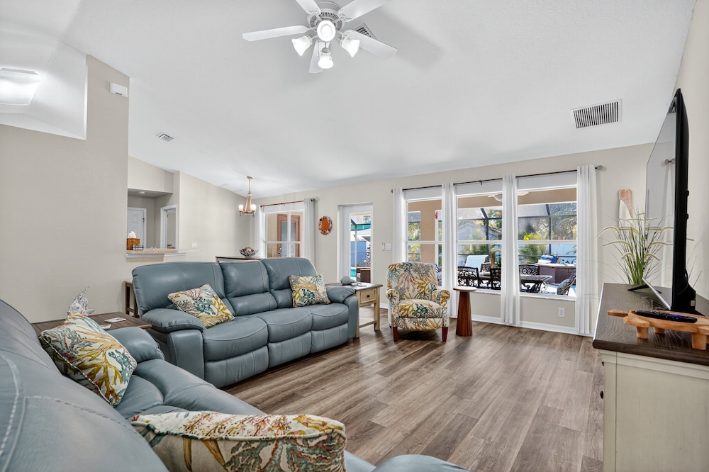 Spacious 4br Retreat With Heated Pool & Spa 4 Bedroom Home