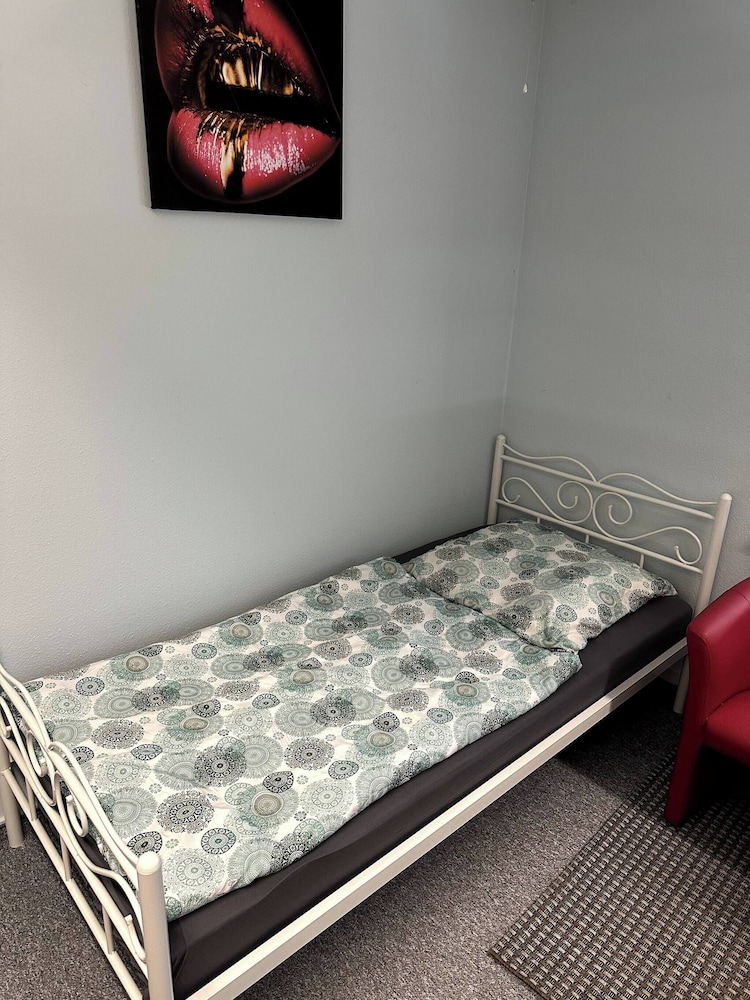 Large Accommodation for up to 18 People Near Halle & Leipzig With Pool Table