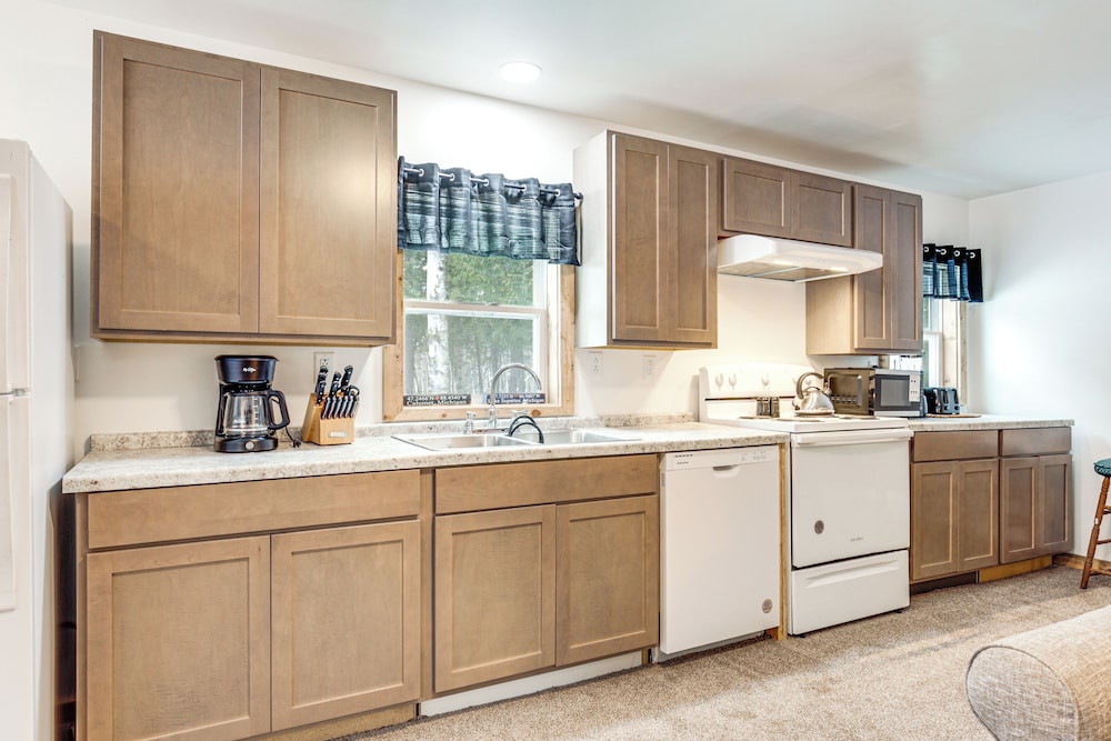 2 Ponds & Trail Access: Peaceful Cabin in Calumet!