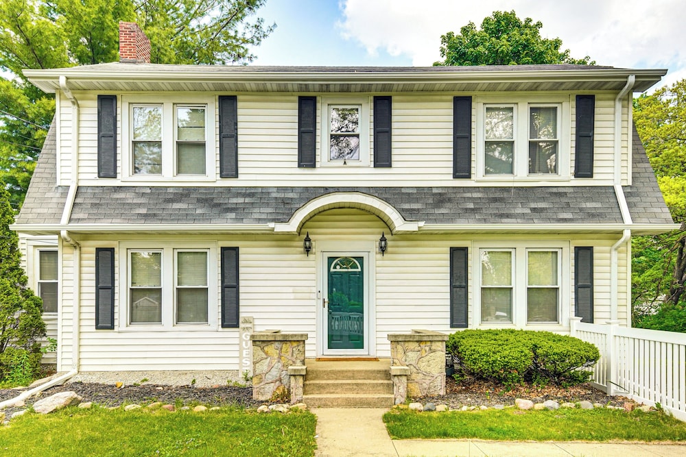 2 Mi to Dtwn: Spacious Apartment in Joliet