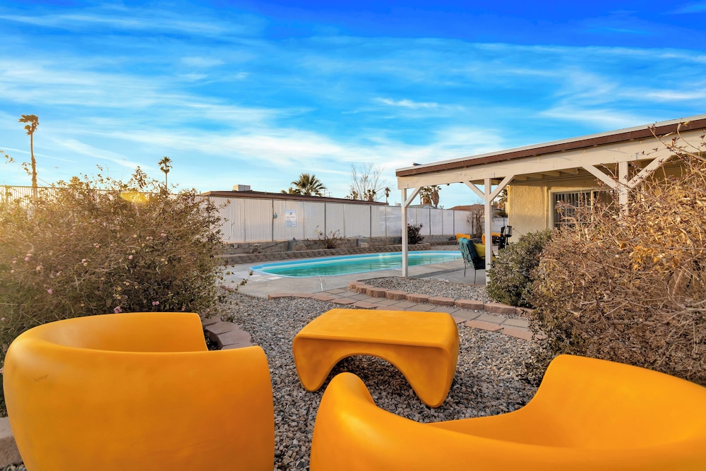 6 Mi to Joshua Tree: Home w/ Outdoor Oasis & View!