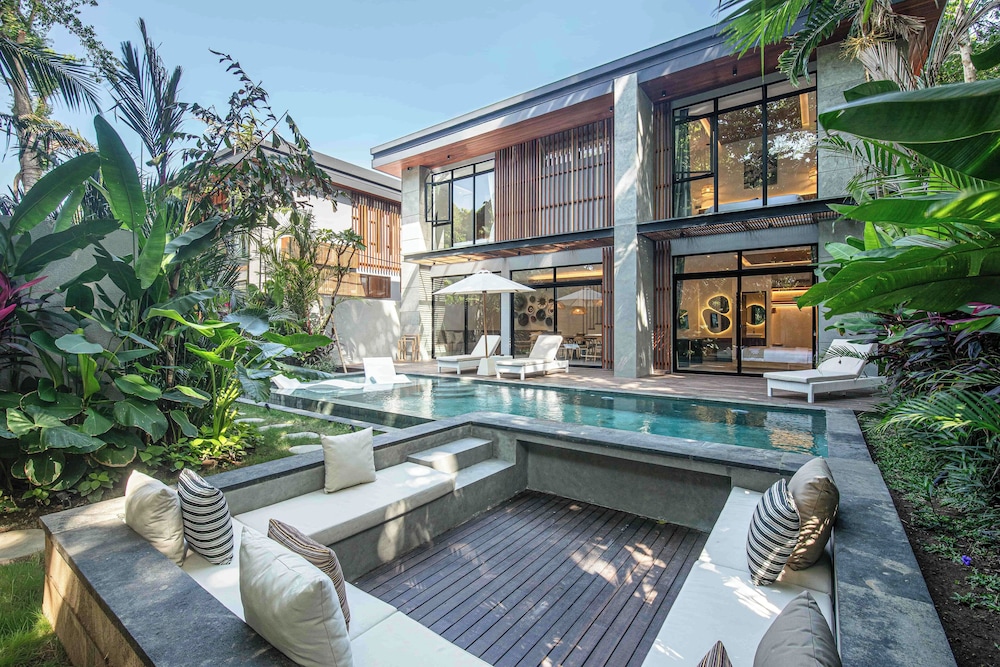 Enchanting 5BR Canggu Villa Moments to Sea
