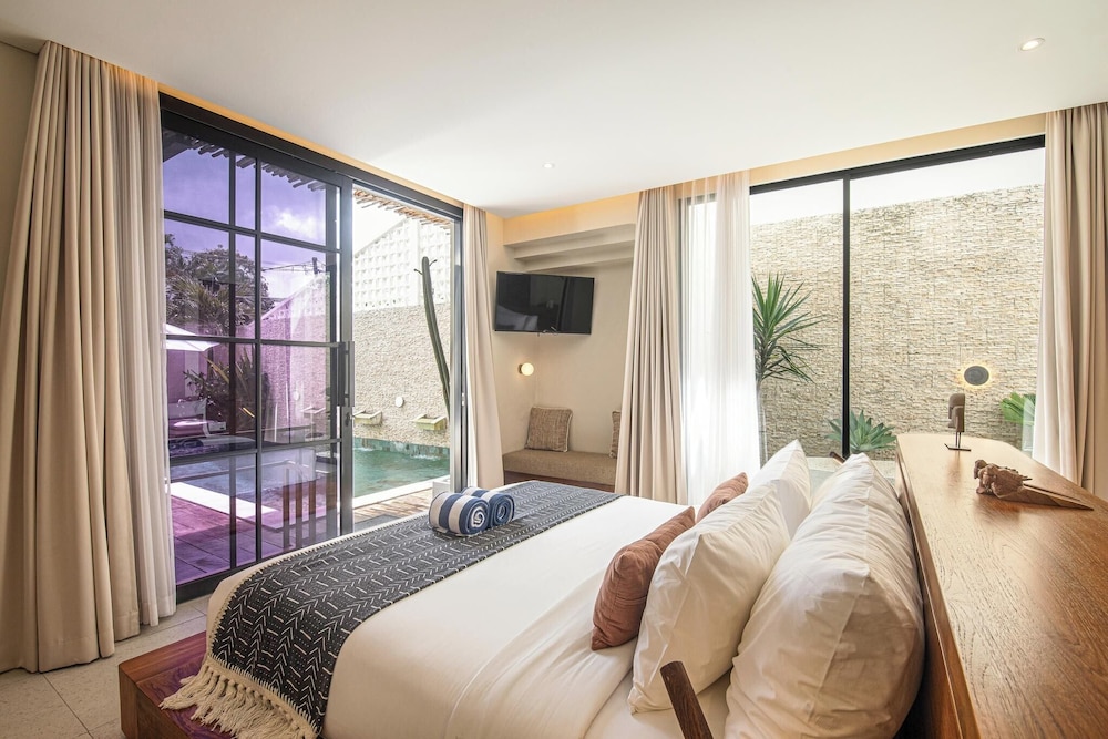 Chic 4-br Villa in Central Seminyak, Beach 5 Mins