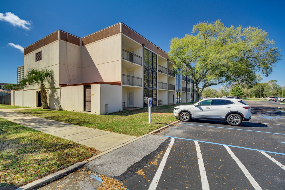 Biloxi Condo w/ Pool Access - Steps to Beach!