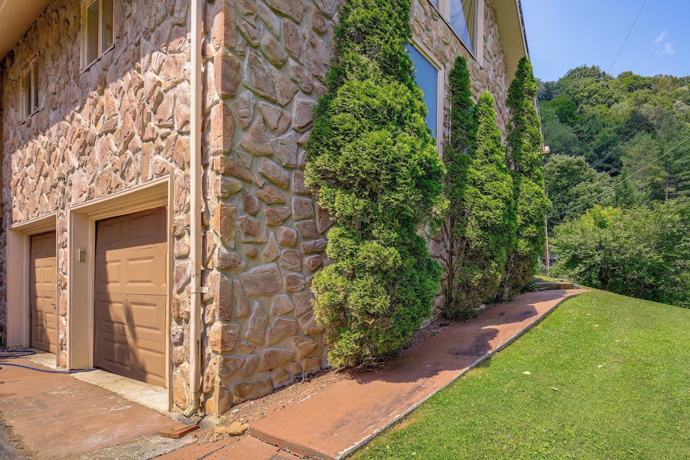 17 Mi to Coal Canyon Trail: Scenic Mtn-view Apt!