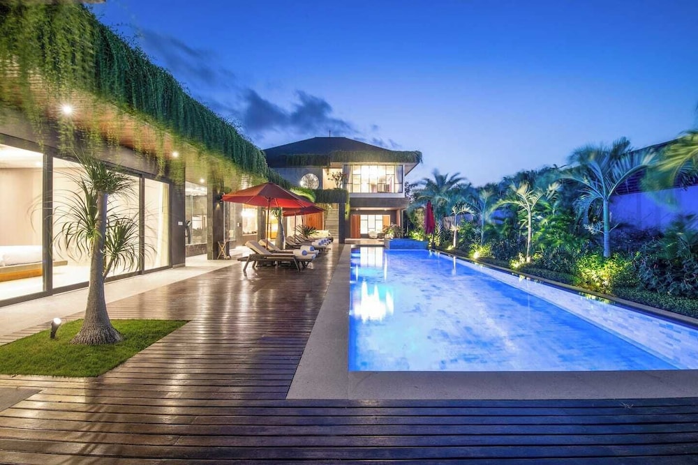 Exquisite 5BR Villa: Premier Luxury in Seminyak