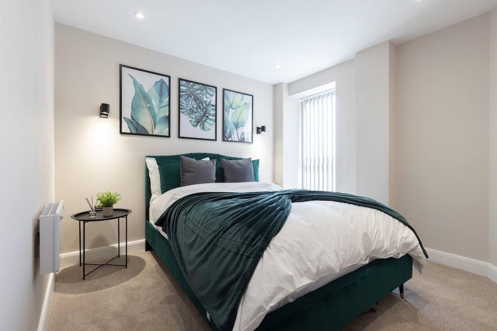 Modern City Apartment - Sleeps 4 & Walk to Arena