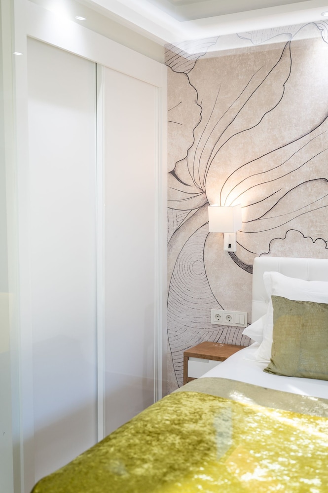 THE MIRROR & SPA by Elegant Residences