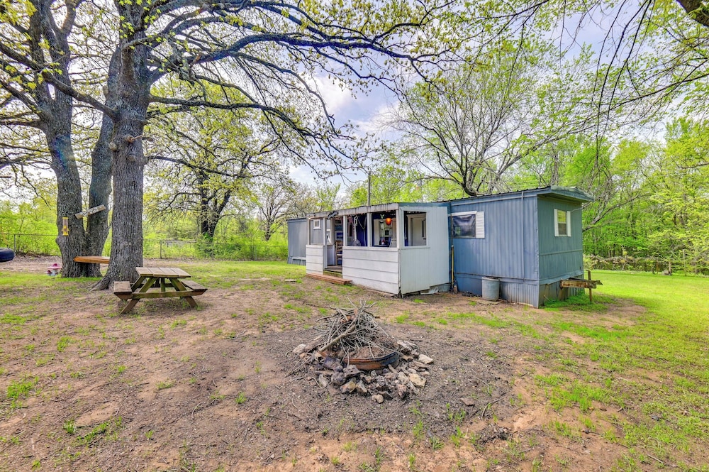 Fenced Yard: Quaint Cabin Near Lake Texoma!