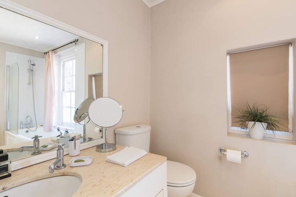 Stylish 1-bed With a Roof Terrace