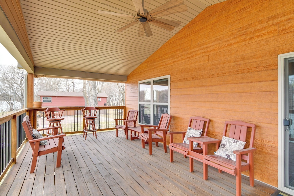 6 Mi to Dtwn Pella: Riverfront Cabin w/ Game Room!