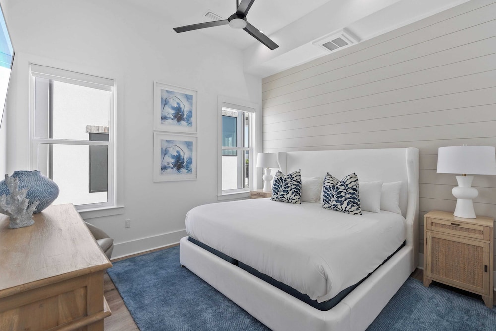 30A Salt & Solace Pool, Golf Cart, Hot Tub + Outdoor Kitchen