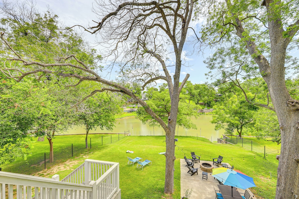 Mod on the Guad Home w/ Lake Mcqueeney Views!