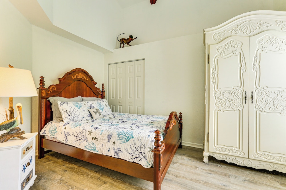 5 Mi to Naples Beach - Getaway w/ Screened Lanai!