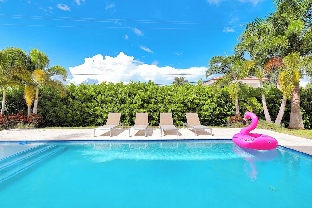 Luxurious Beach Retreat w/ Heated Pool&basketball