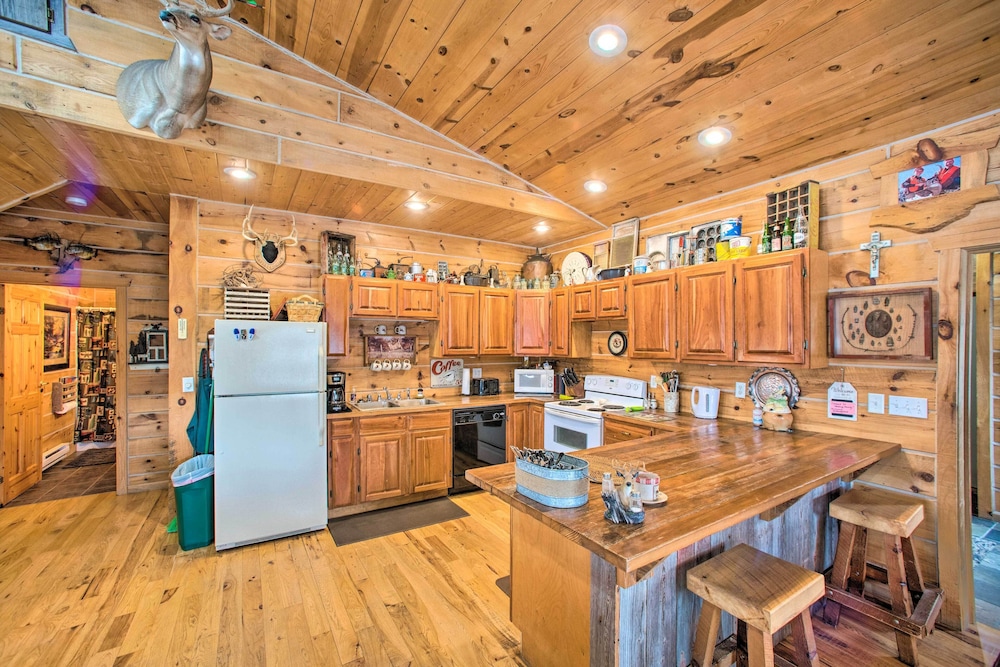 The Lodge in Powersville w/ Game Room & Fire Pit
