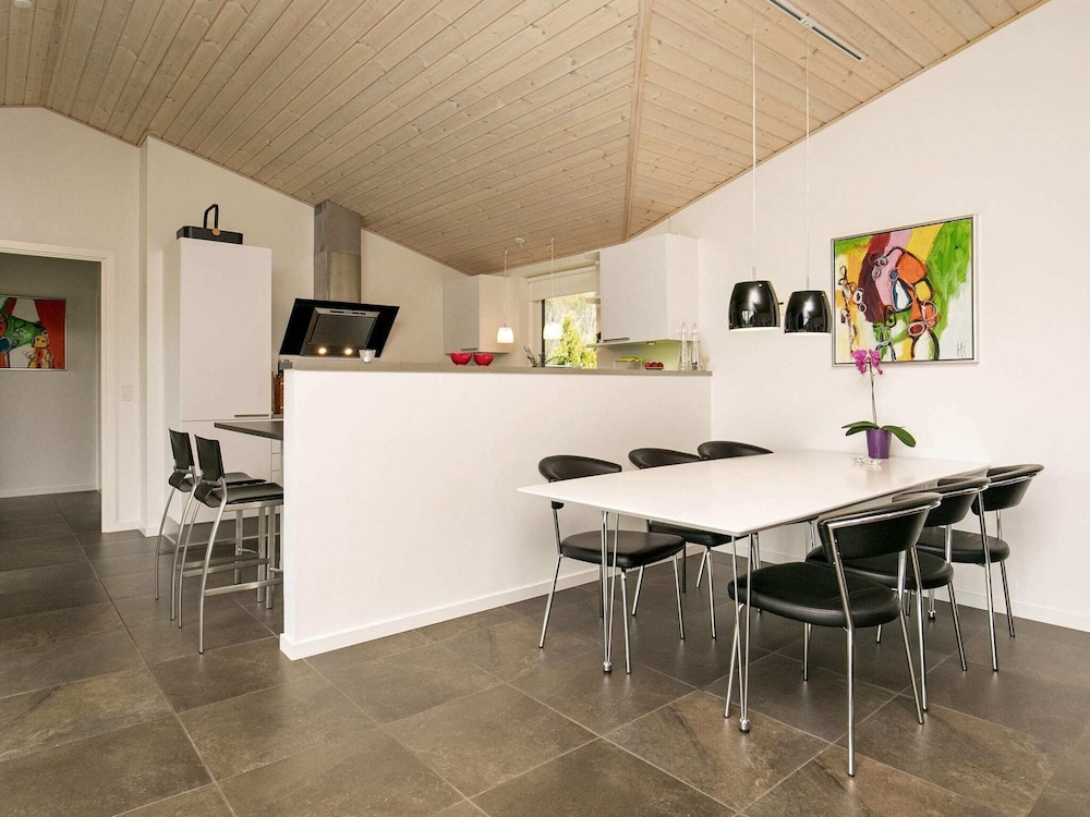 Cozy Dog-friendly Cottage Near Coast-by Traum view 4