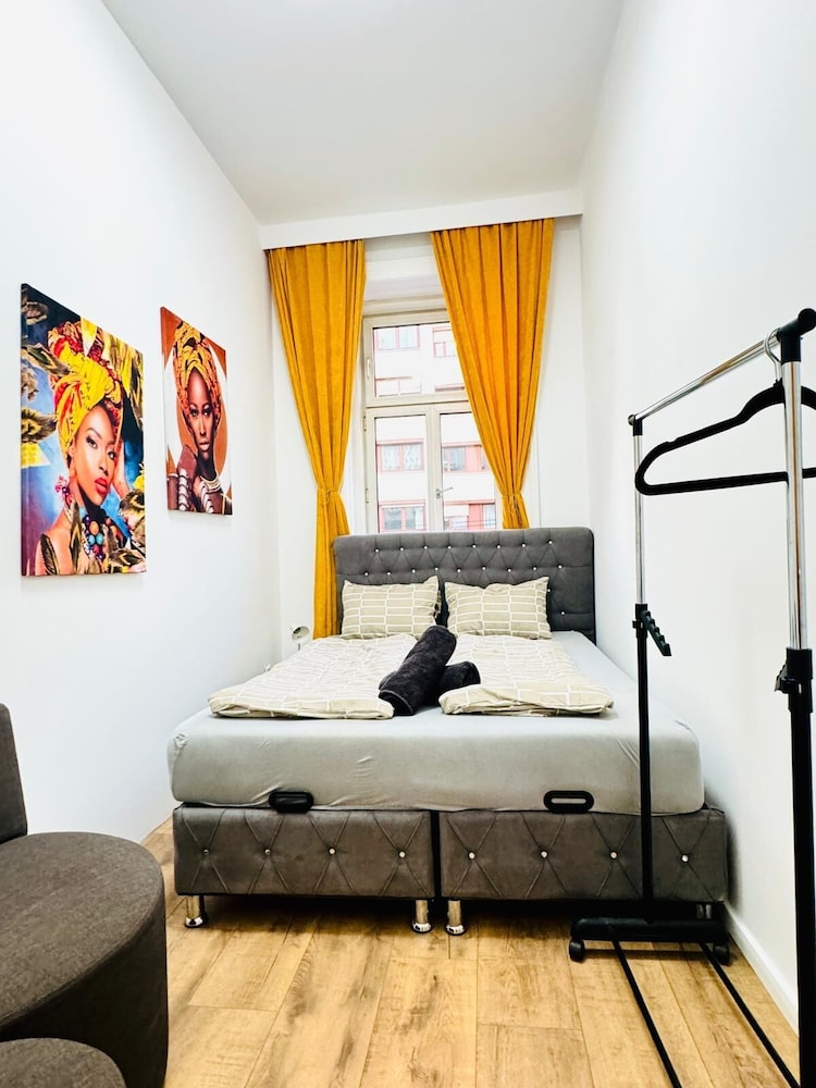 Family 9BR Apartment Near Augarten