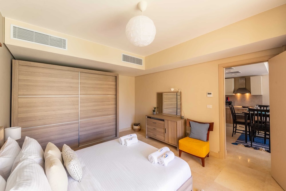 Xuru Stays I Exotic 1bdr w/ Outdoor Terrace Pool & Beach Access