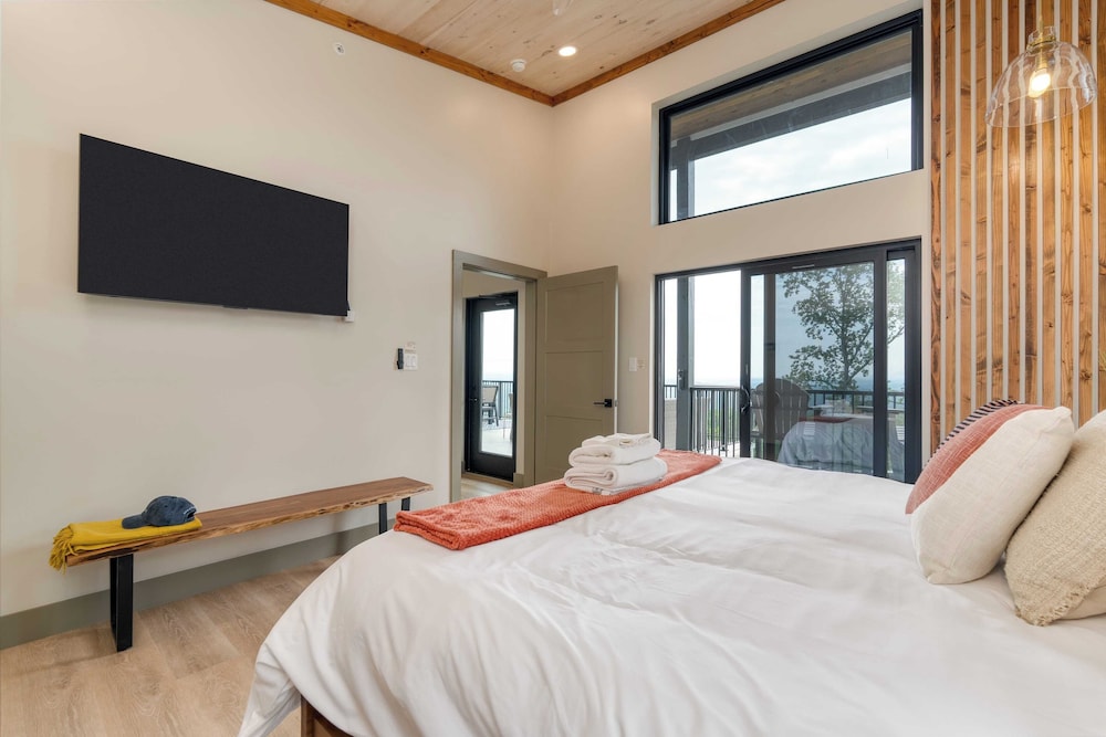 Luxury Group Retreat w/ Indoor Pool, Arcade & 56-mile Views Grand Vista Retreat