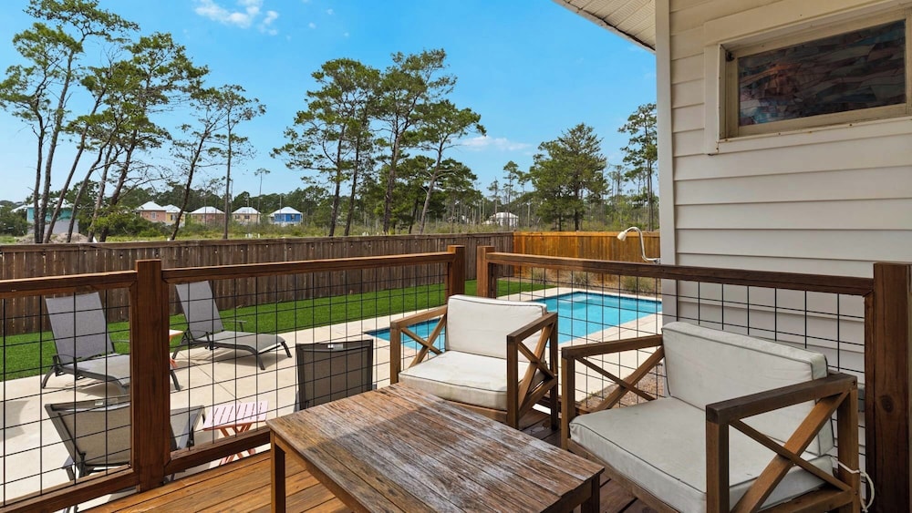 2BR Home, Private Heated Pool, 4 Bikes, Beach Access
