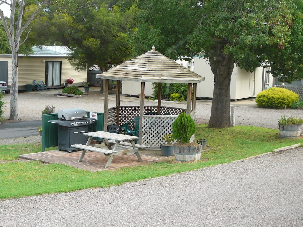 Oval Motel