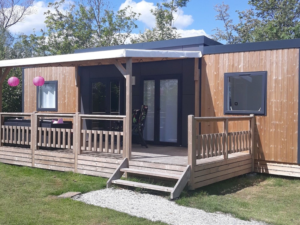 Modern 6-person Chalet in the Frisian Countryside, 3 Bedrooms and Wifi view 2
