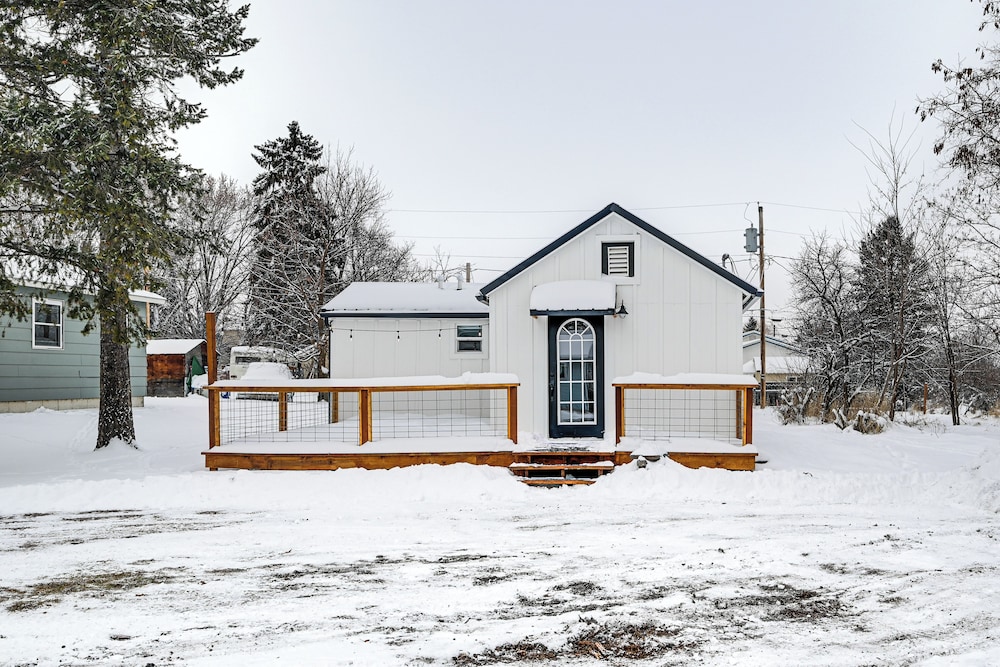 1 Mi to Main Street Polson: Updated Home w/ Deck!