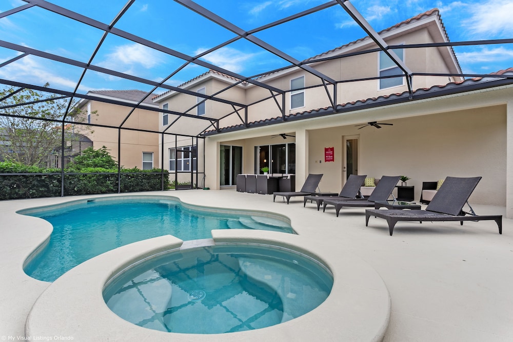 Spacious Home w/ Private Pool/spa! Sleeps 21