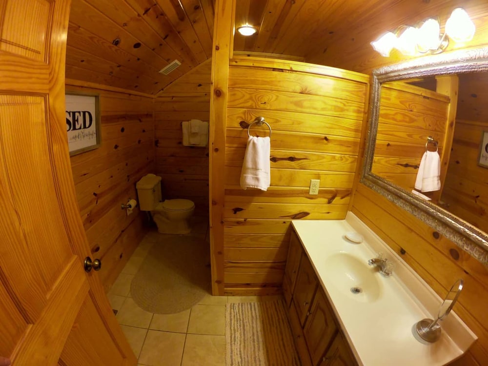 Beautiful Cabin w hot tub Sauna Pool Table