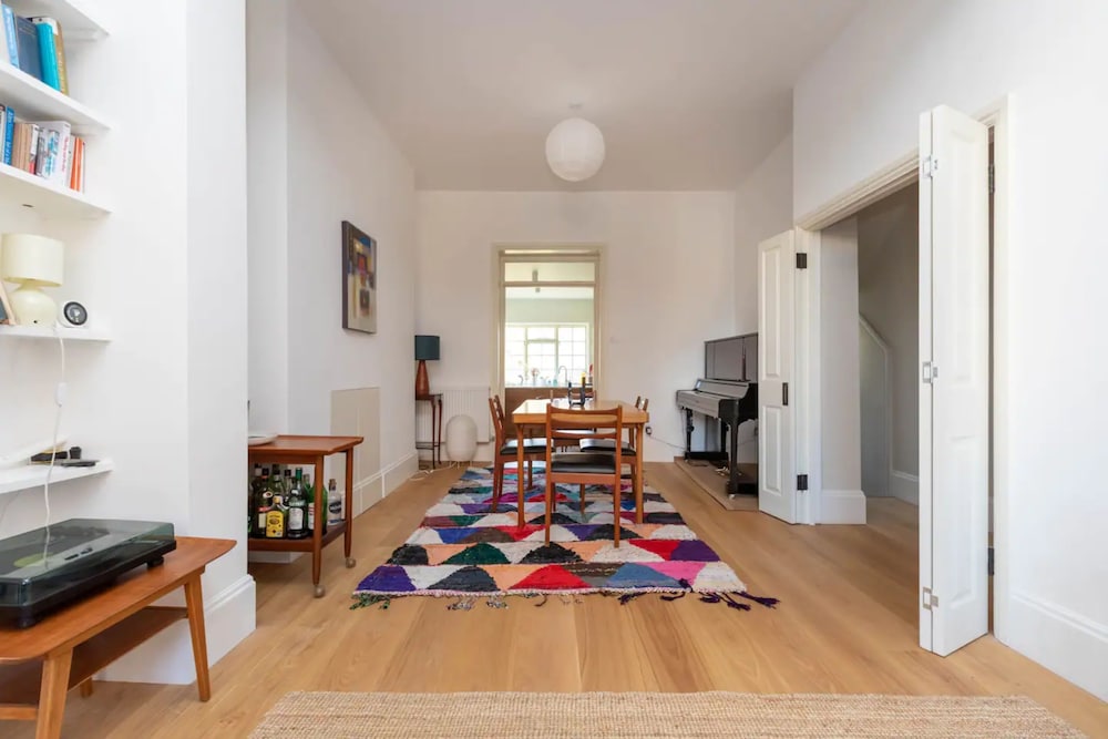 Spacious and Bright 2 Bedroom Flat in Kentish Town