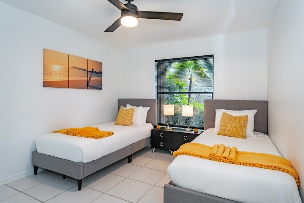 Fox Island Heated Spa- Downtown & Beach 4 Bedroom Home