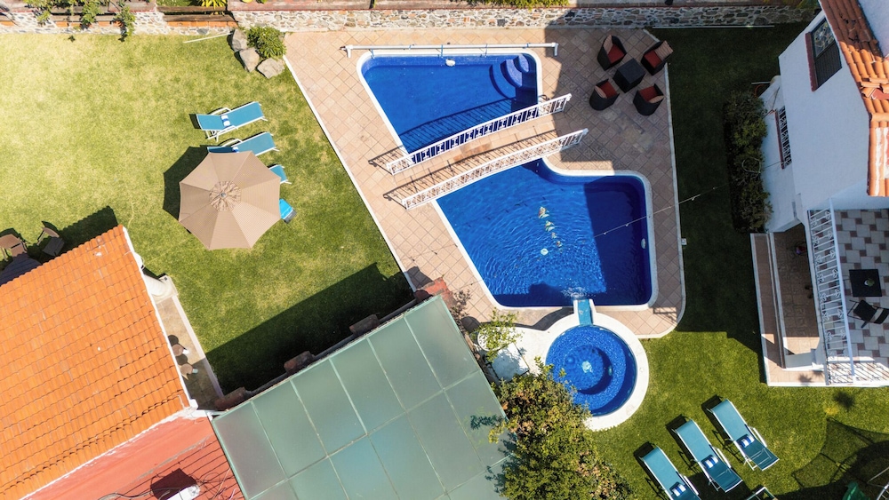 Spacious House with Pool
