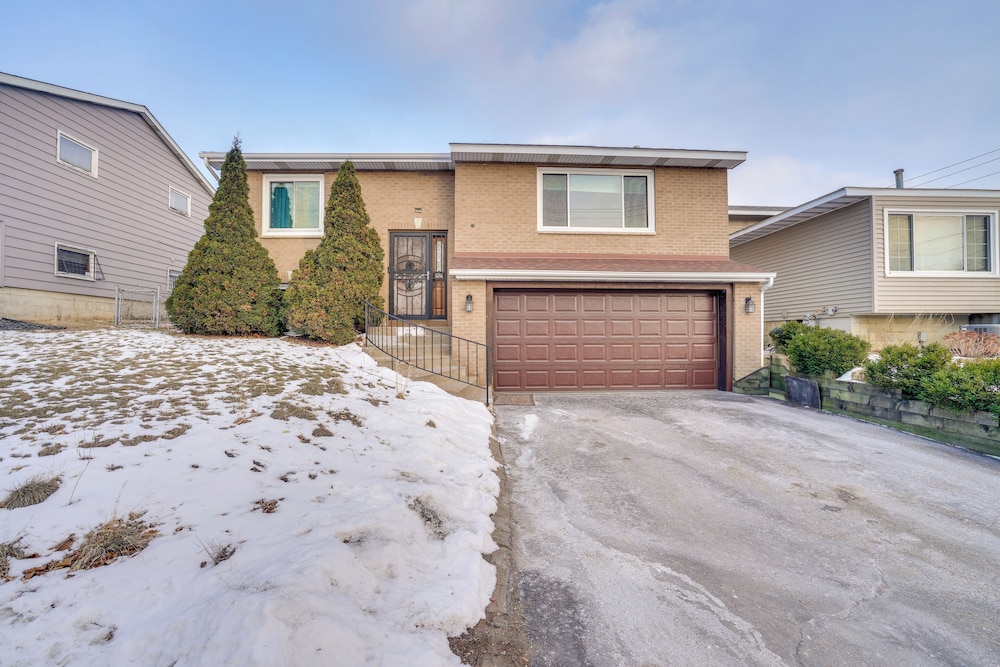 2 Mi to Dtwn St Paul: Home w/ Private Deck & Yard!