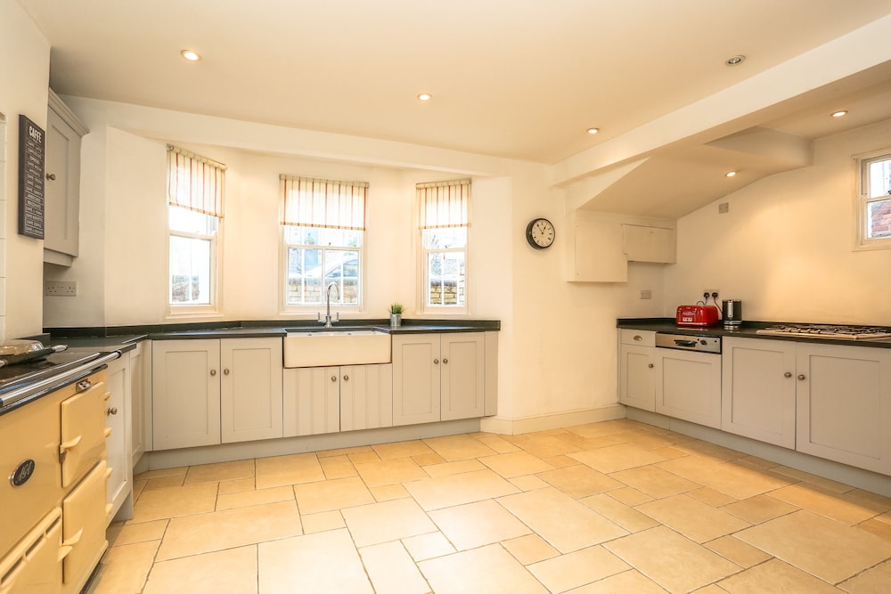 The Glasshouse Escape - 5BDR Victorian Jewel with Modern Twists in Jericho