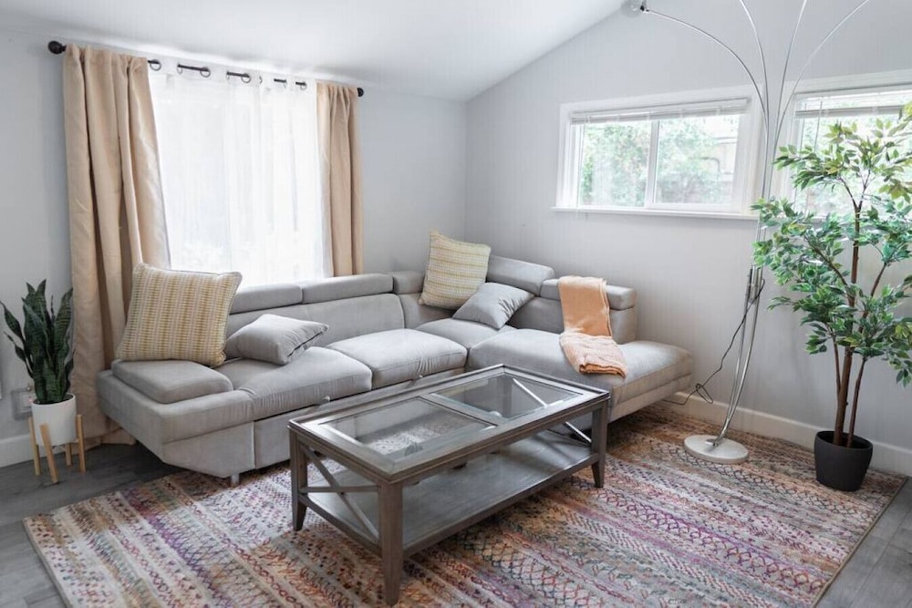 Updated 1BR House in Glendale With Private Fenced Yard p55